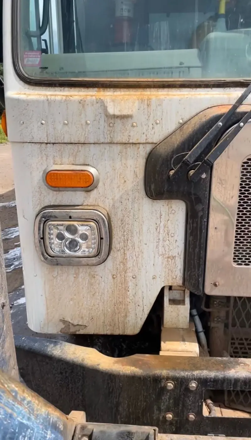 Straight truck, front and fender before